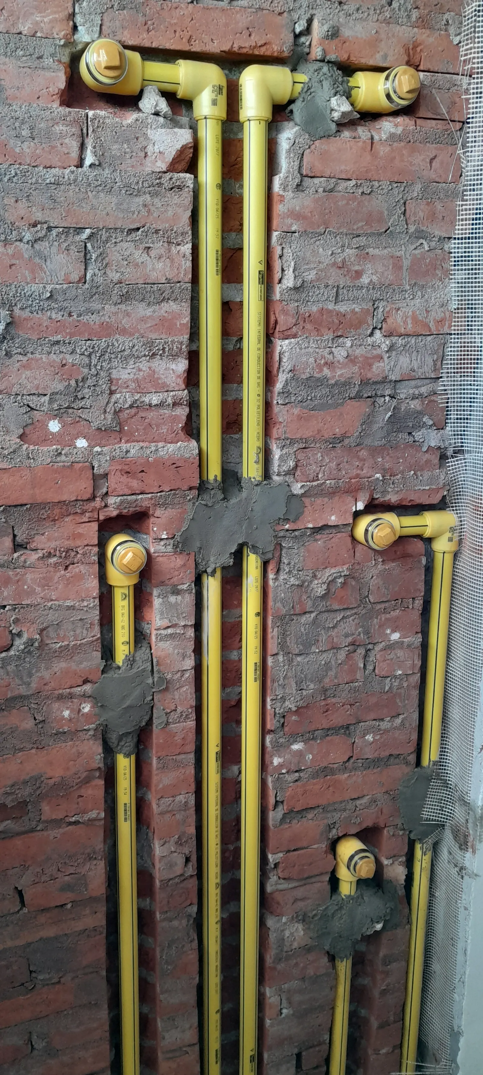 Cañerías de gas empotradas en pared